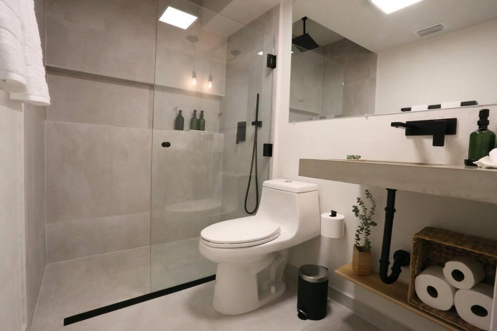 Concrete Suite 5 Min Walk To Shands Uf Γκέινσβιλ Εξωτερικό φωτογραφία