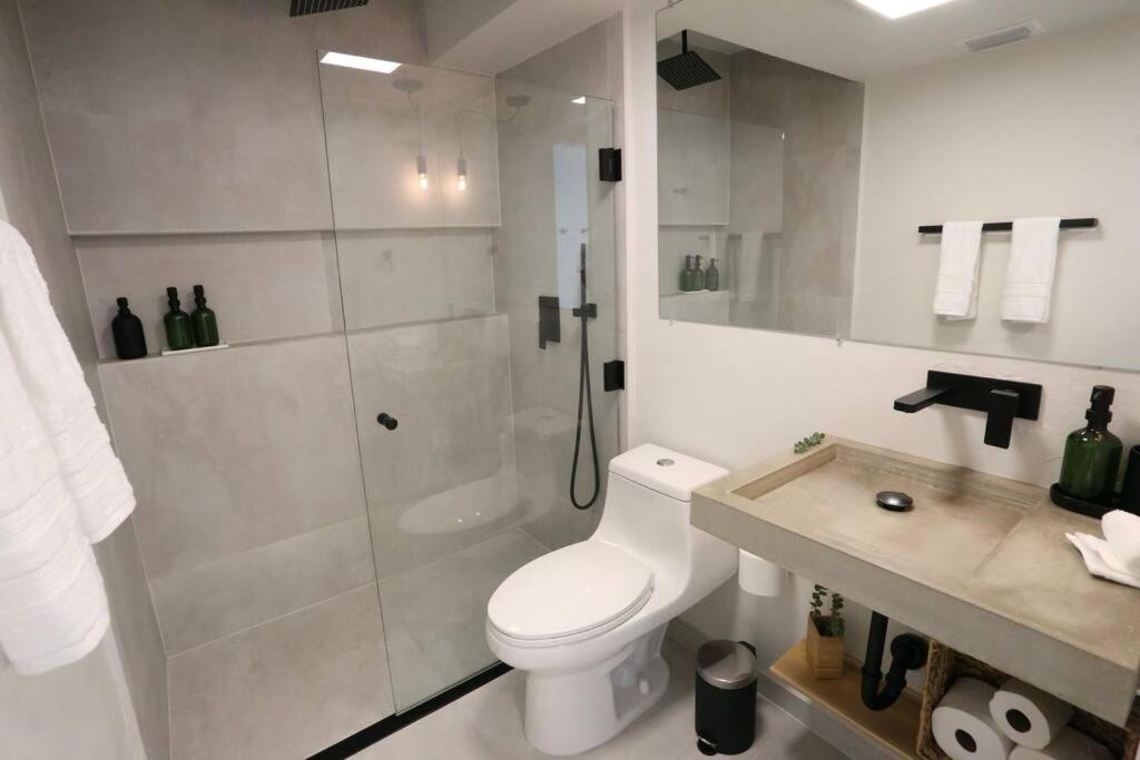 Concrete Suite 5 Min Walk To Shands Uf Γκέινσβιλ Εξωτερικό φωτογραφία
