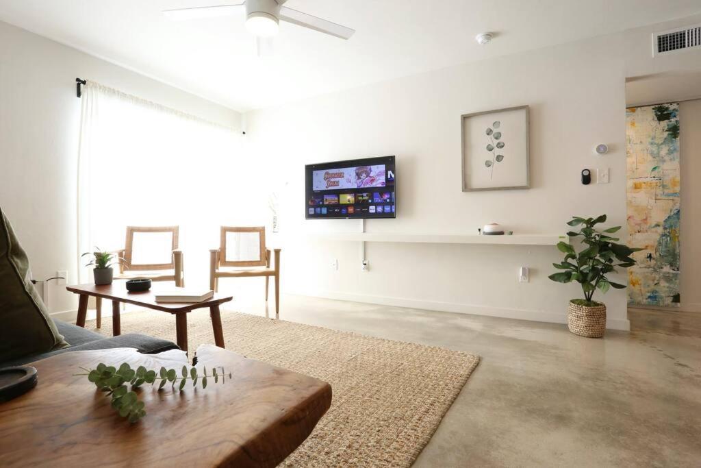 Concrete Suite 5 Min Walk To Shands Uf Γκέινσβιλ Εξωτερικό φωτογραφία